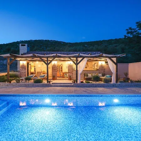 Rural Adriart With Heated Pool And Sauna