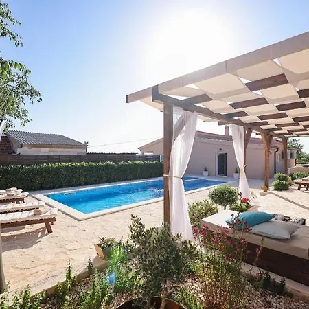 Rural Adriart With Heated Pool And Sauna
