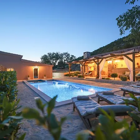 Rural Adriart With Heated Pool And Sauna ヴィラ